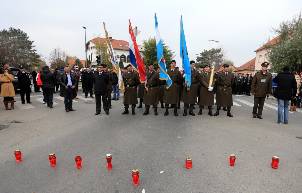 Vukovar 18 November 2013 - the "barrier" of cemetery lamps on the road which incited the government and president to turn away from the Memorial Cemetery   Photo: Davor Javorovic/Pixsell 