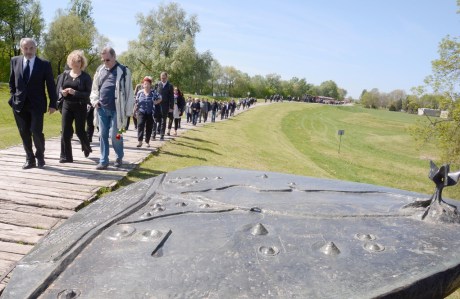 Ognjen Kraus, front left, head of Croatian Jewish Councils Coordination at Jasenovac 15 April 2016 Separate commemoration of victims of Holocaust Photo: Nikola Cutuk/Pixsell