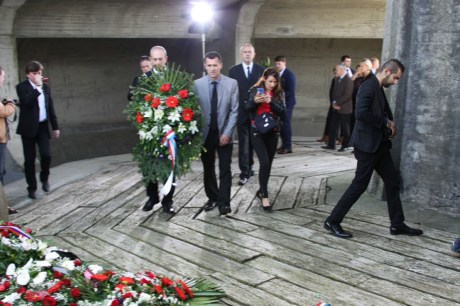 Representatives of Croatian National Platform lay a wreath at Jasenovac for victims of communist crimes as well on Friday22 April 2016 for the first time ever in this place of piety. Photo: Maxportal