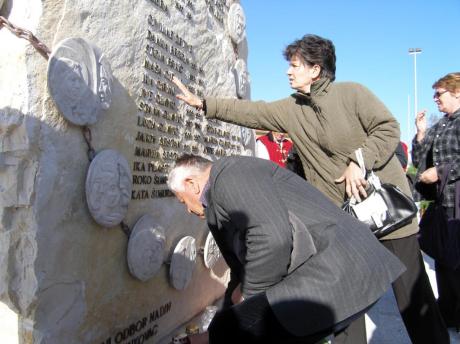 Stone monument to those massacred in Nadin on 19 November 1991 Photo: Vladimir Brkic